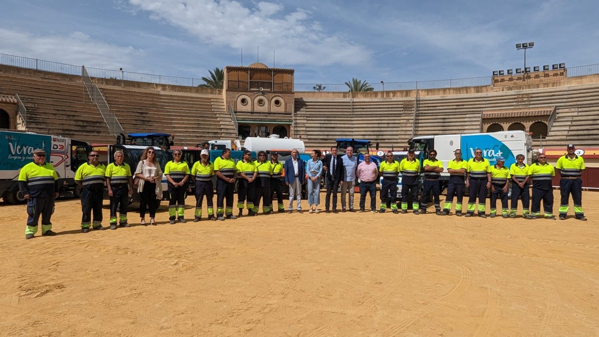 El Ayuntamiento ha presentado al nuevo equipo de limpieza y su maquinaria.