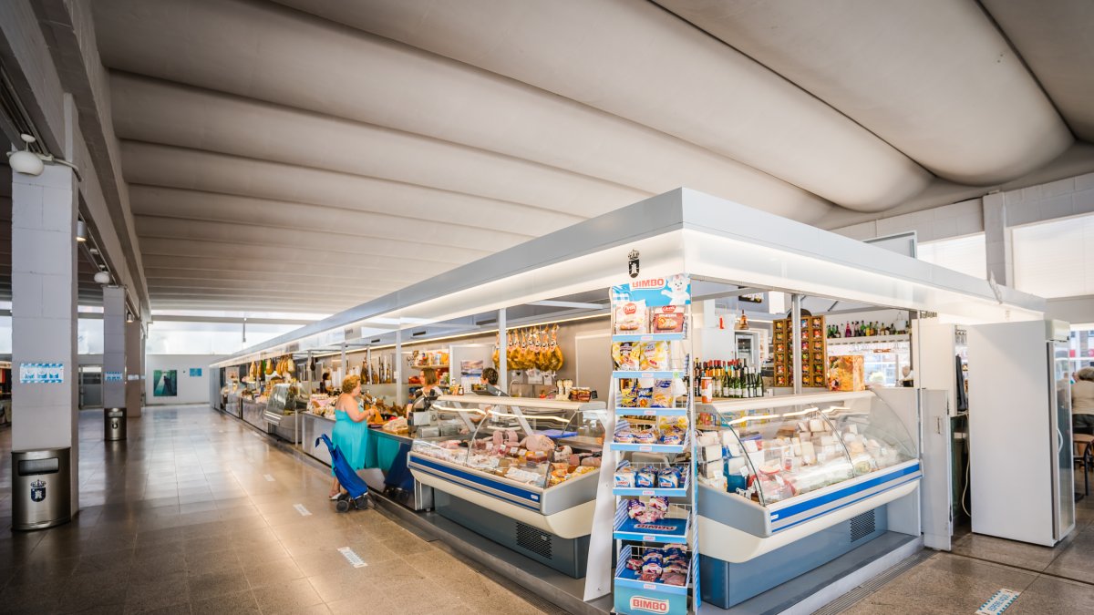 Interior del mercado municipal de abastos.