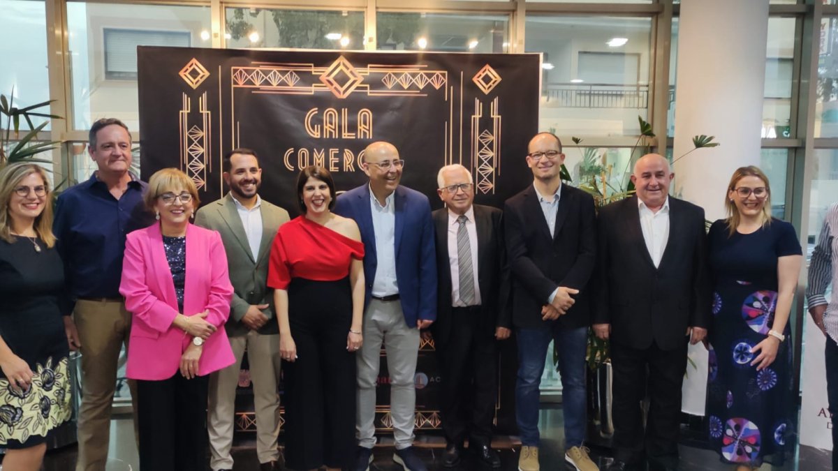 Fotografía de familia durante el acto celebrado en el Teatro Villa de Huércal-Overa.