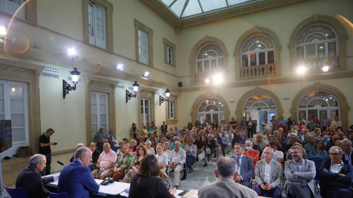 El Patio de Luces de Diputación se llenó de autores y de público en general.