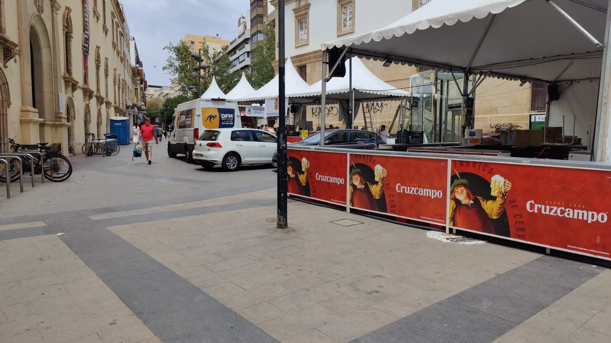 Así ha quedado la Plaza Pablo Cazard tras el montaje de las Cruces de Mayo