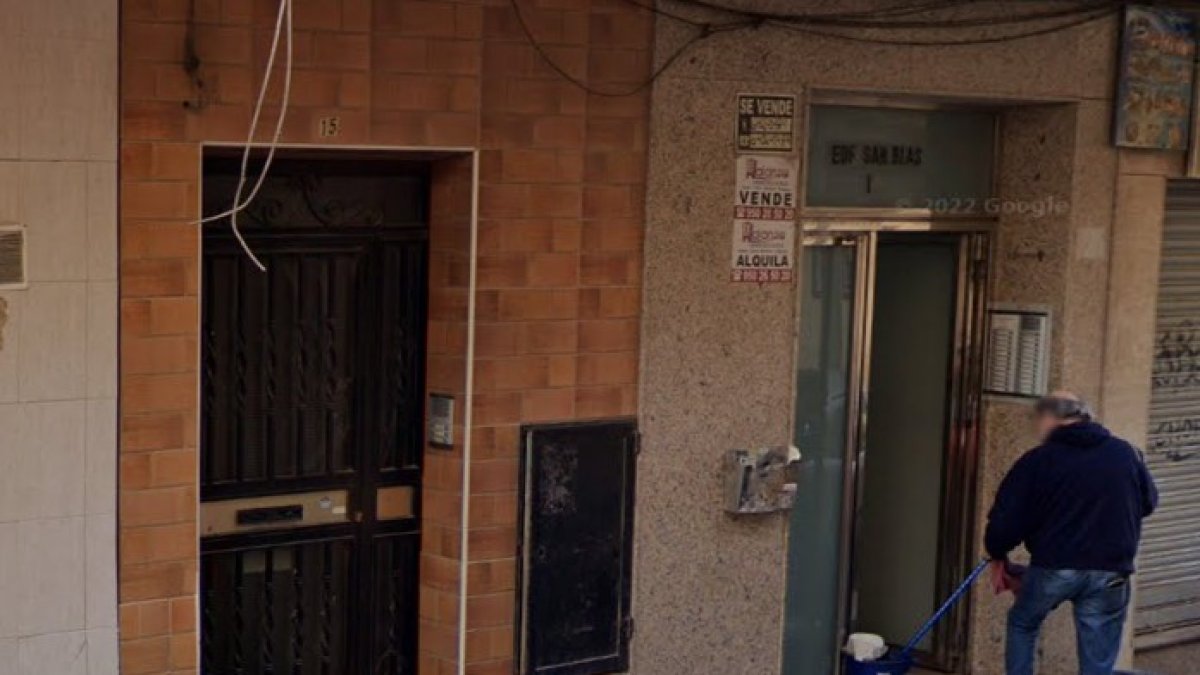 Un portal en la calle Quesada del Zapillo anuncia una vivienda en alquiler.