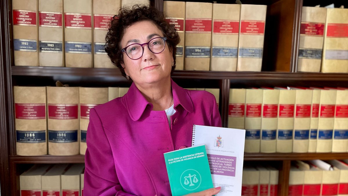 Antonia Segura en su despacho de la calle Hermanos Machado, en Almería.