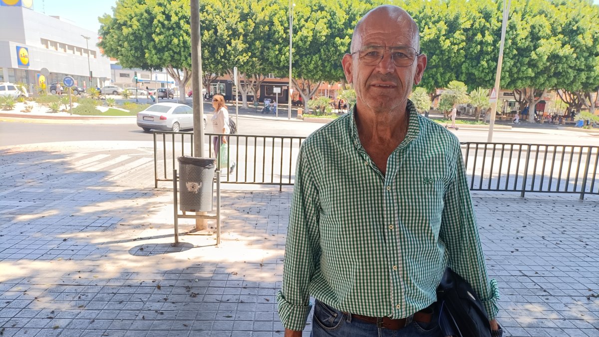 Luis González, en Almería tras ser intervenido.