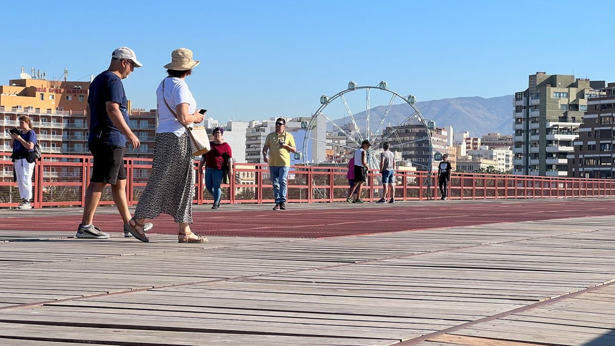 Visitantes paseando en el mirador de el Cable Inglés.