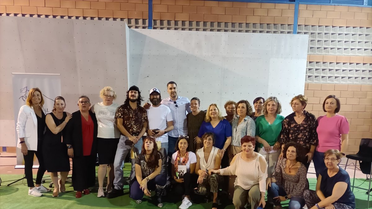 Paco Bezerra, Juanma Gil y Antonio Lorente con un grupo de mujeres de la asociación NAQUIAL, organizadora del acto en El Alquián.