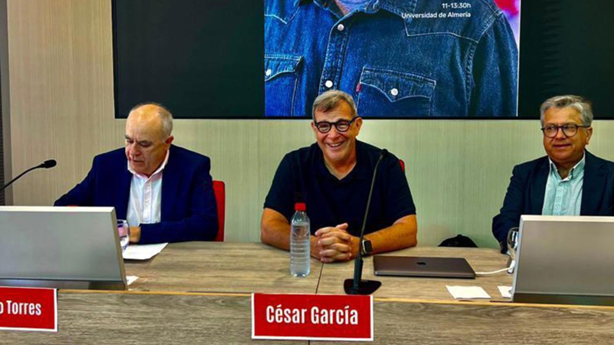 César García, embajador de Almería, escoltado por Antonio Torres y Santiago Alfonso. FOTO ELVIRA SÁEZ