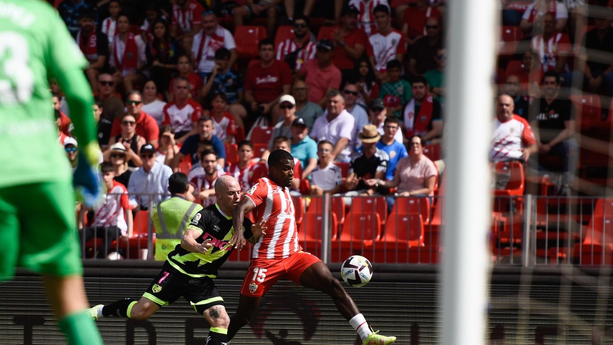 El lateral Akieme en acción.