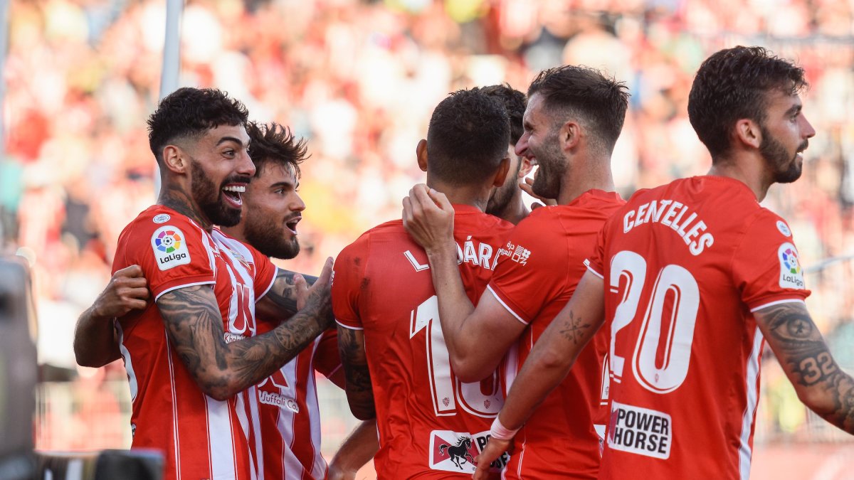 Los jugadores del Almería celebrando un gol.