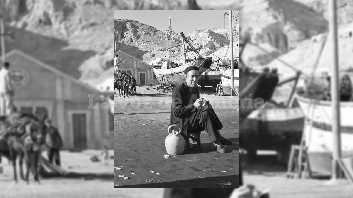 La zona del varadero y la Casa de Máquinas en los años 50, cuando la actividad era intensa en el muelle pesquero.