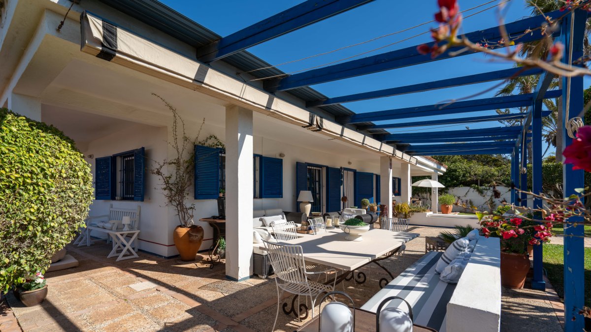 Porche principal del chalet.