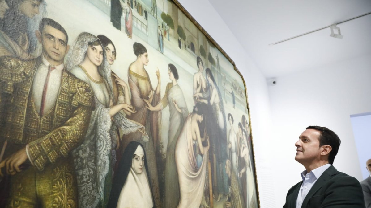 Javier A. García contemplando una obra de Julio Romero de Torres adquirido para el MUREC
