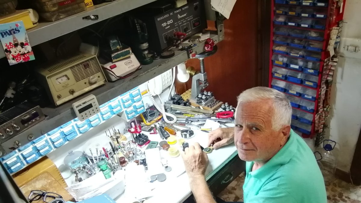 José Antonio Jiménez en su taller reparando relojes.