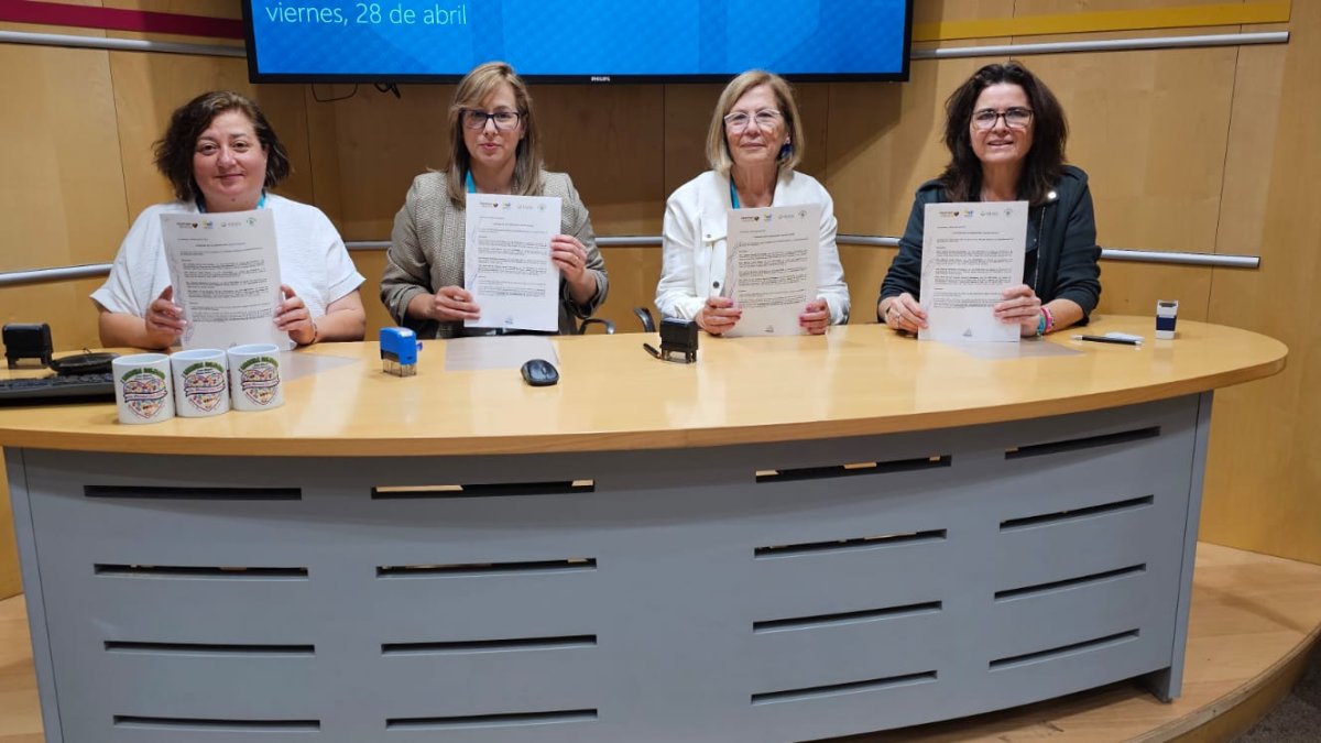 Las cuatro presidentas de asociaciones TEA tras la firma del acuerdo que crea la RedTEA Almería