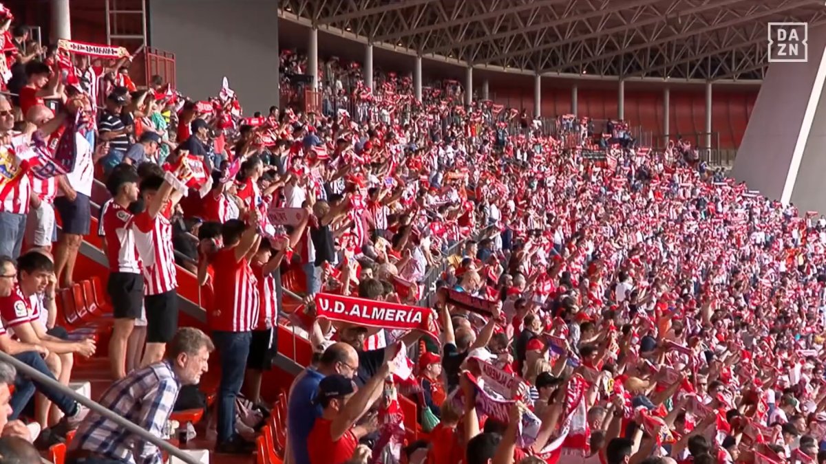 Así se veía la Preferencia, completamente llena para vivir el himno y el Almería-Elche.