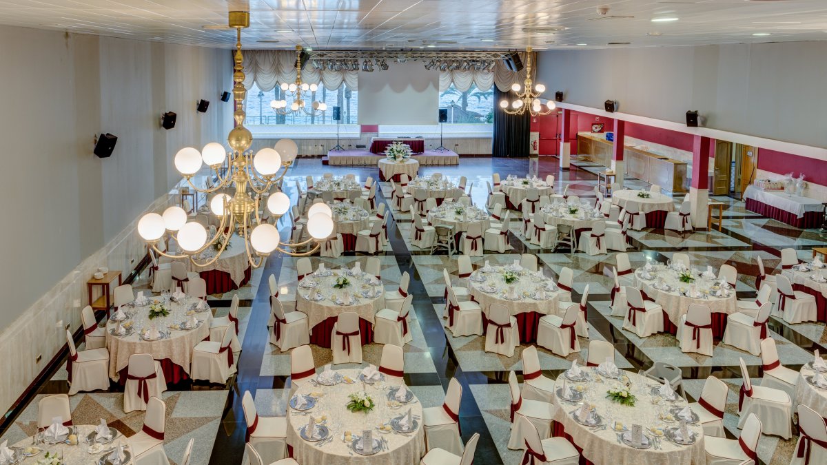 Variedad de espacios adecuados para la celebración de eventos sociales como bautizos, comuniones, cumpleaños o aniversarios