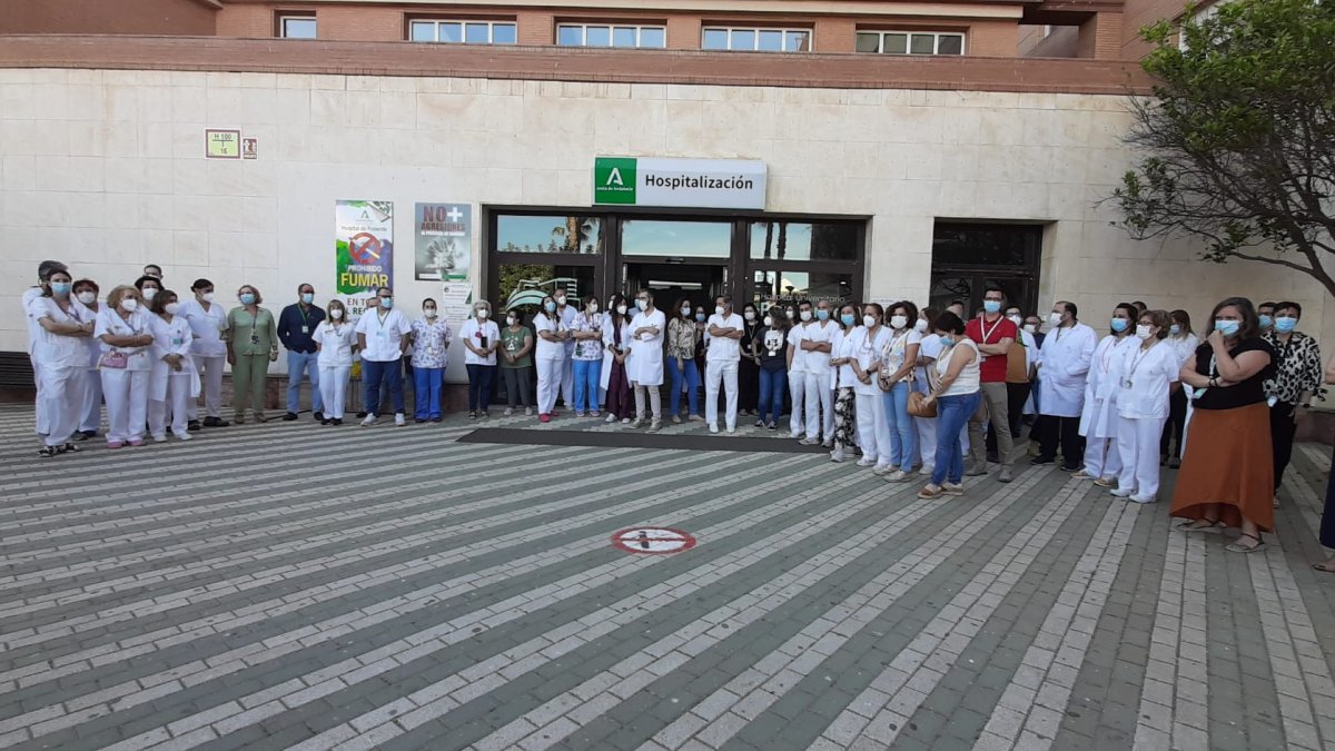 Concentración para condenar la agresión en el Hospital Universitario de Poniente.