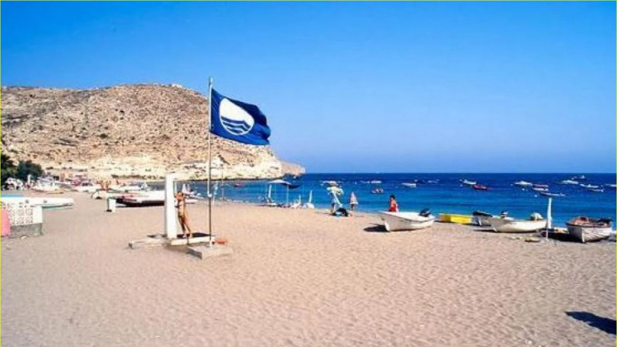 Níjar mantiene la bandera azul en la playa de Aguamarga.