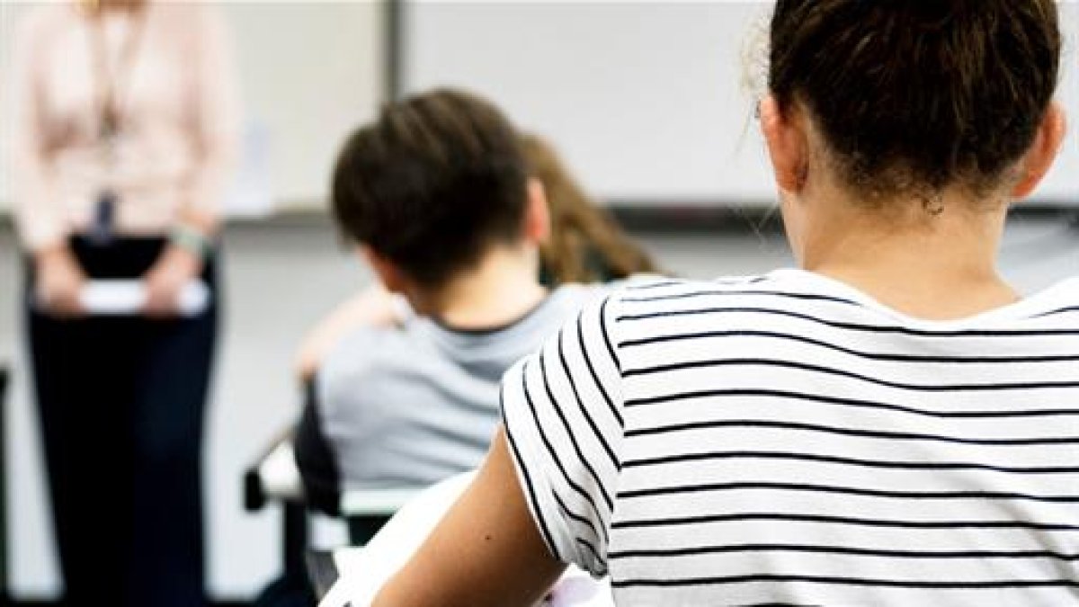 Estudiantes en un aula.