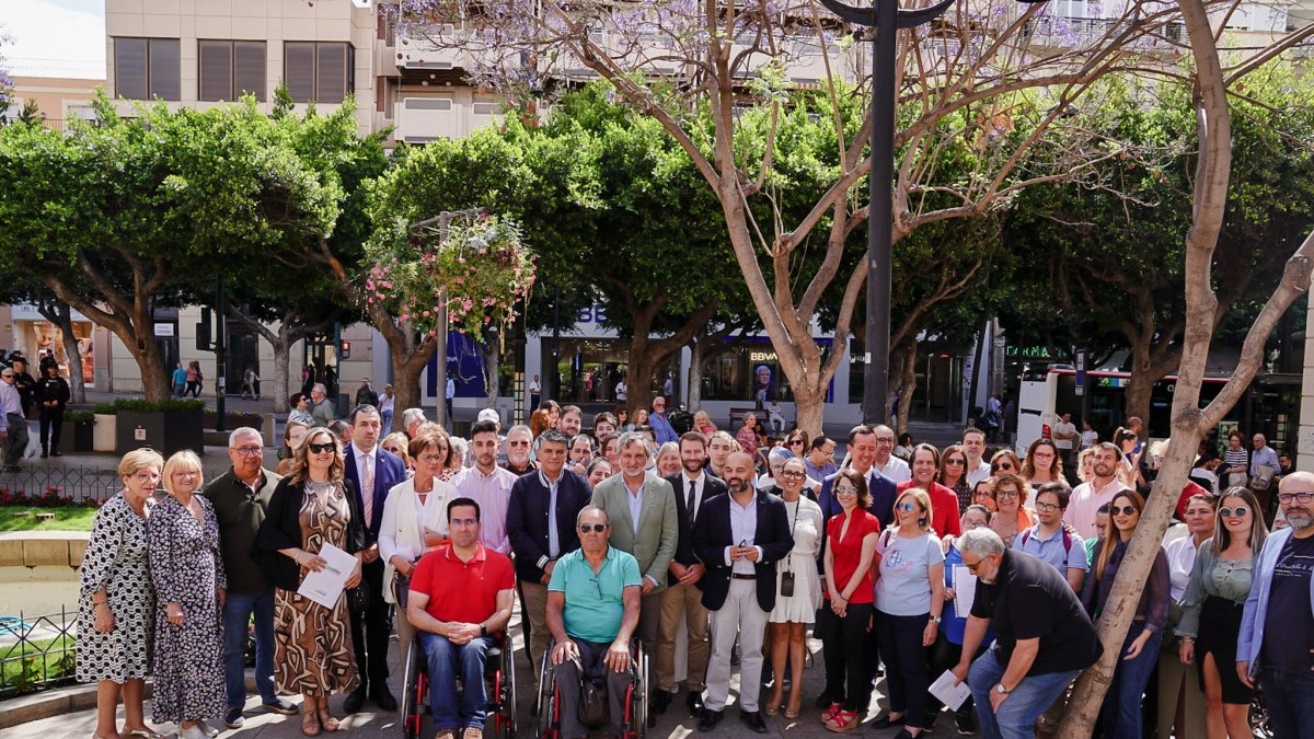 Foto de familia de todos los asistentes al acto de celebración