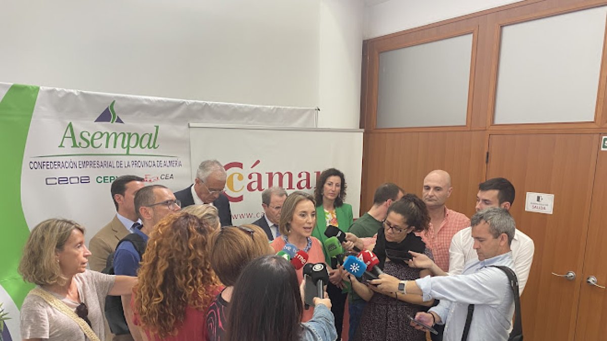 Cuca Gamarra en Almería en un encuentro entre el PP, la Cámara de Comercio y Asempal.