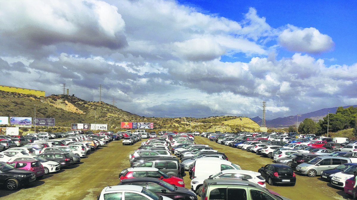 Uno de los tres aparcamientos de tierra donde se pensó en un edificio de aparcamientos en altura.