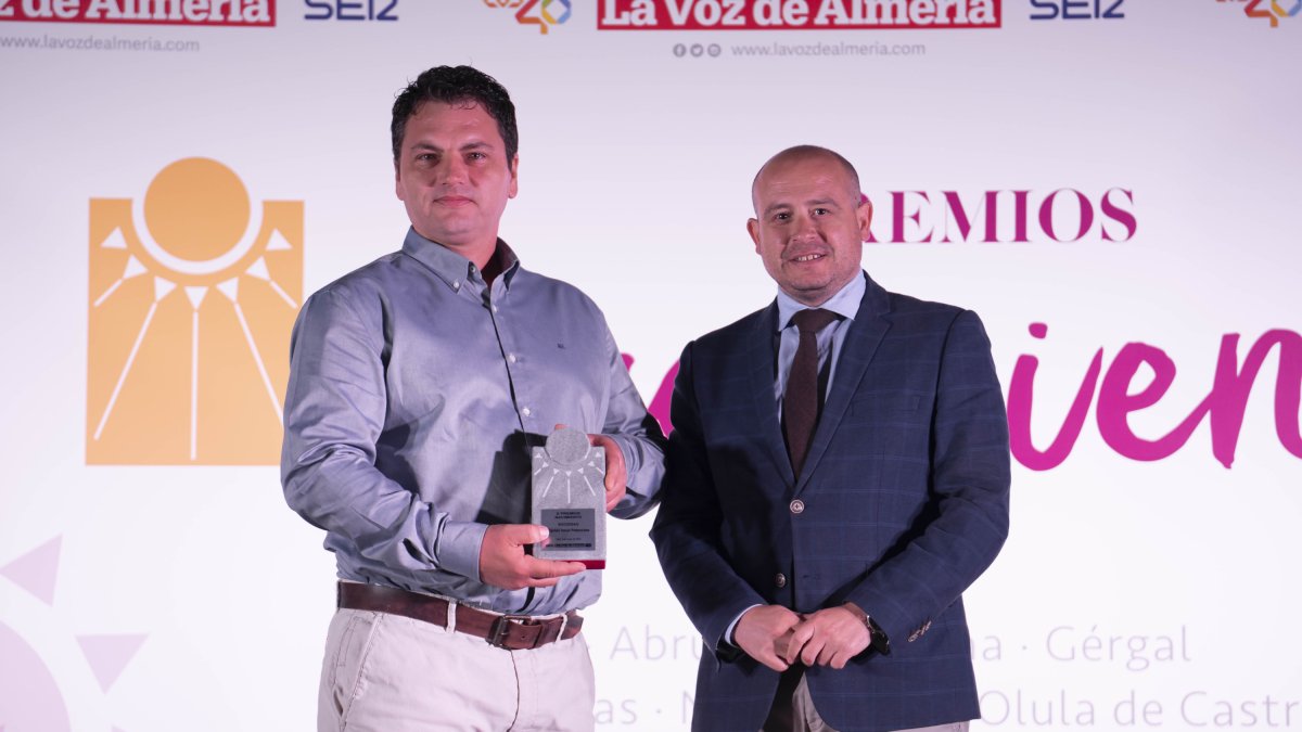 Ciprian Ionut Petenchea recogió el premio de manos del senador Antonio Martínez.