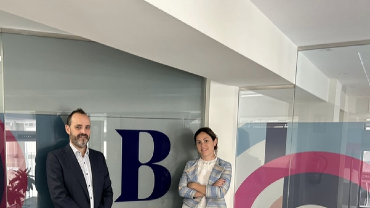 José A. Montes Navarro, Director Comercial de Beltrán Asesores y la Abogada y Economista Encarnita Hervías.