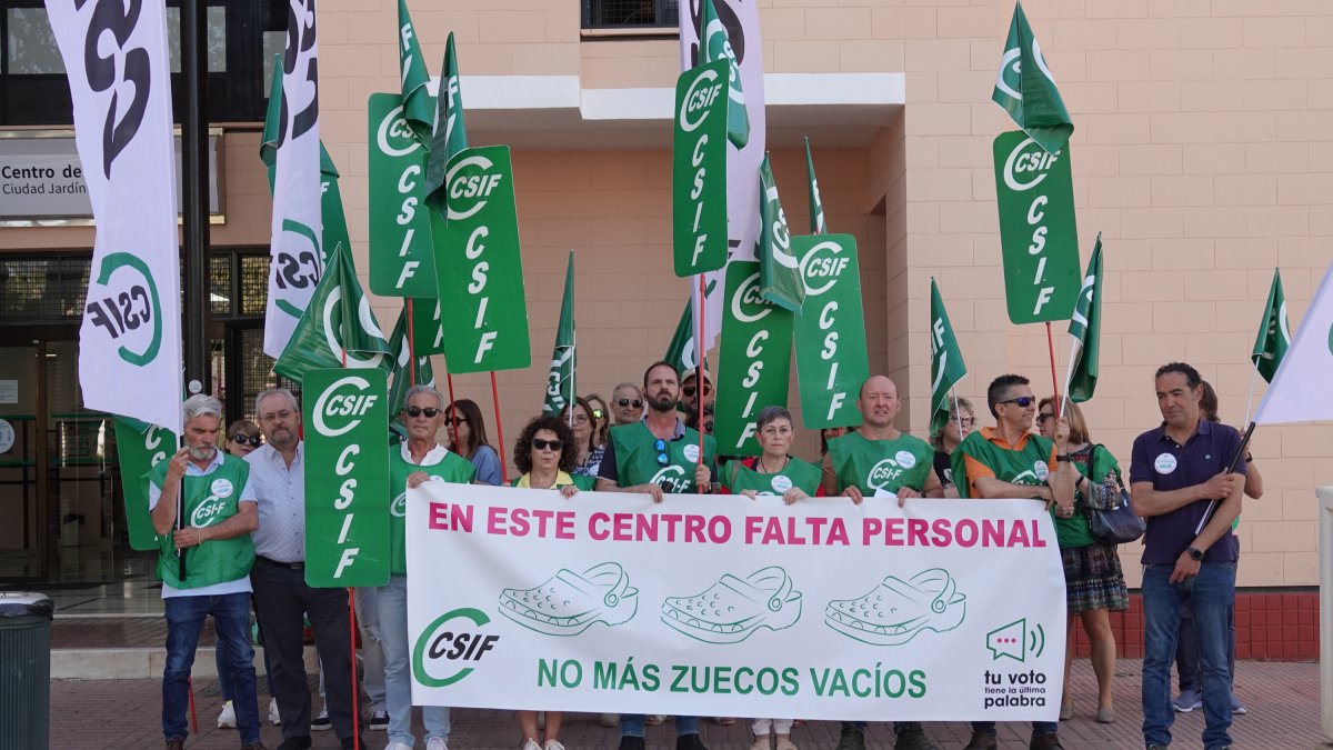 Concentración de Csif ante el centro de salud de Ciudad Jardín, este viernes.