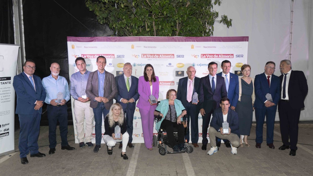 Foto de familia de premiados, autoridades y directiva de LA VOZ en Abla.
