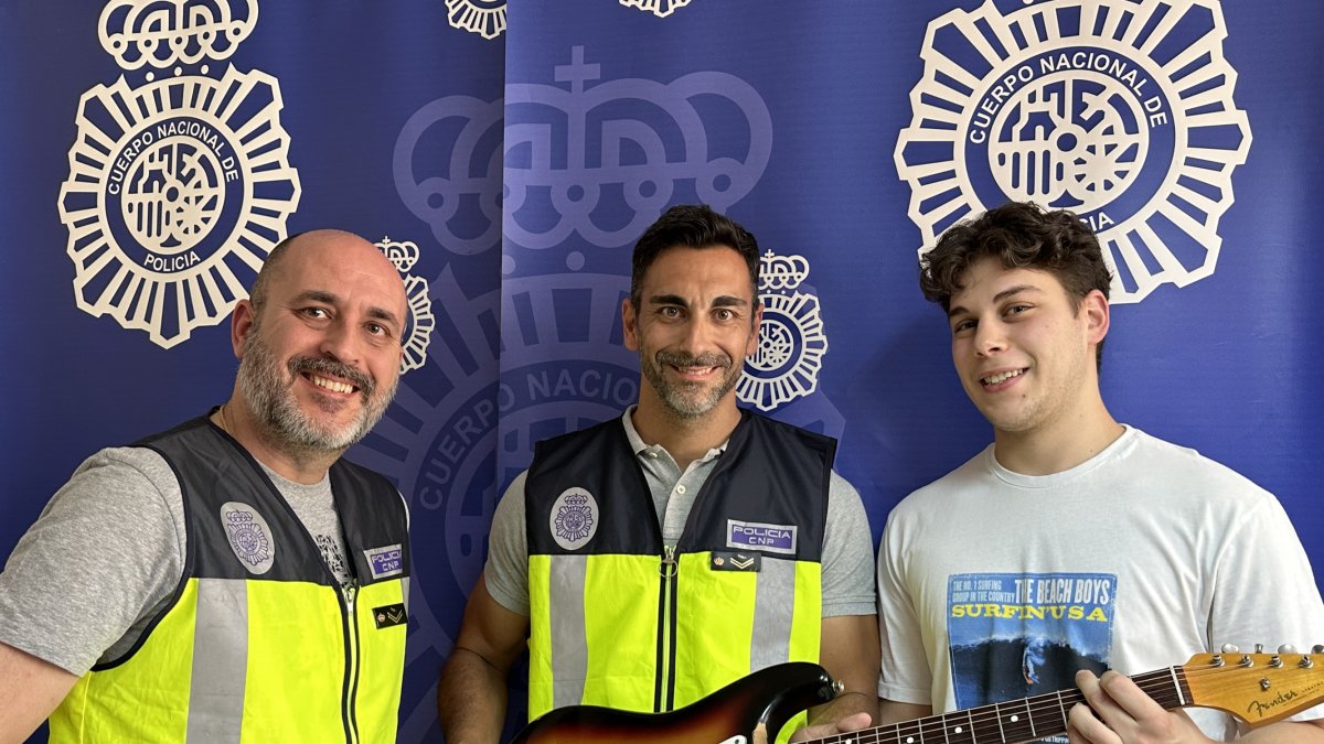 La Policía Nacional entrega la guitarra recuperada
