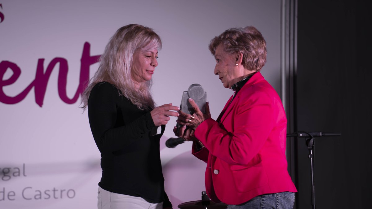 María Antonia Martínez recogió el premio de manos de María Rosario Rebaque.