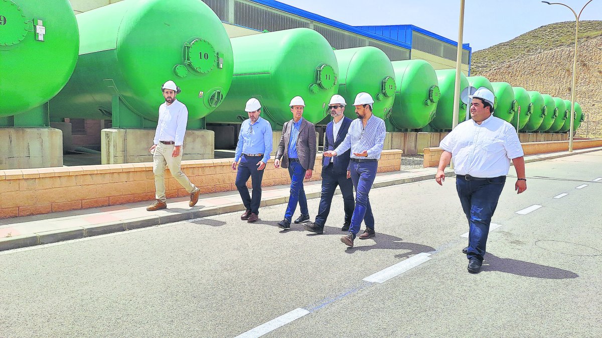El subdelegado del Gobierno con el gerente de Acuamed, el alcalde de Carboneras y técnicos de la instalación.