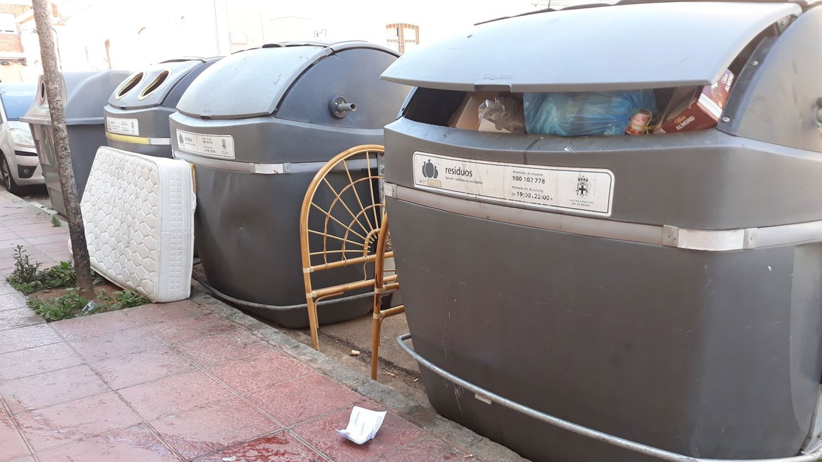 Contenedores de basura llenos.