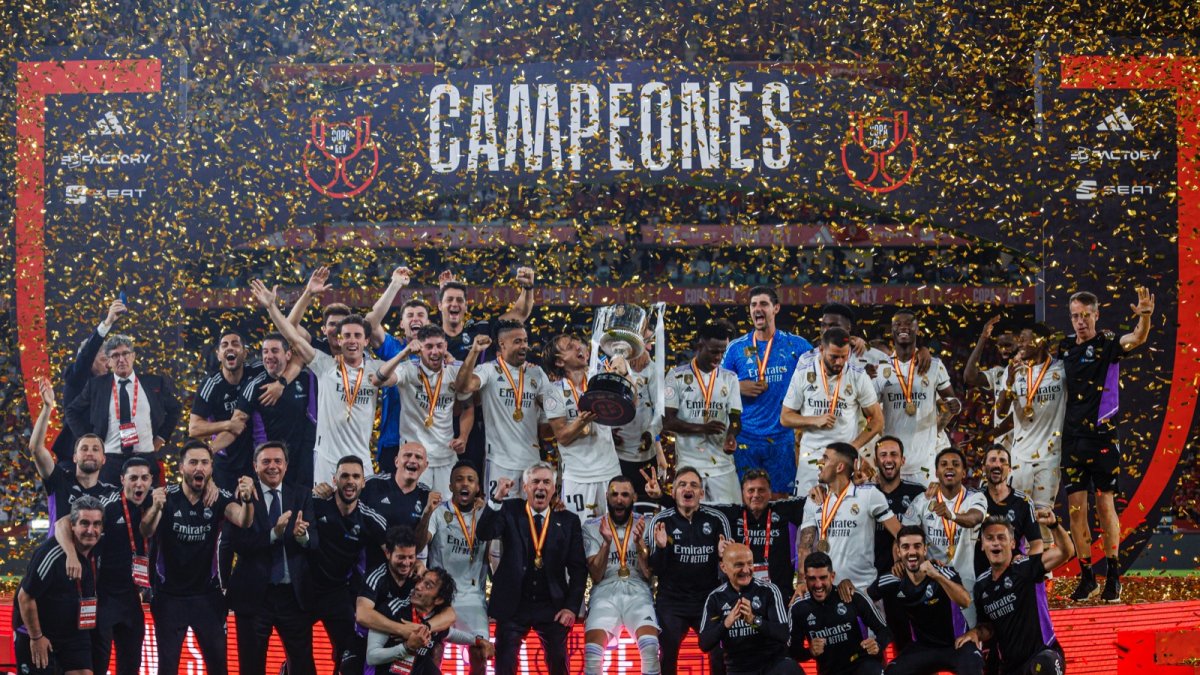 La foto de la noche, el Real Madrid levanta la Copa del Rey.