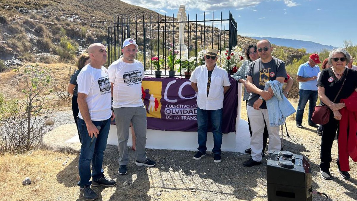 Francisco Javier Mañas, acompañado por varios de los que intervinieron en la carretera de Gérgal.