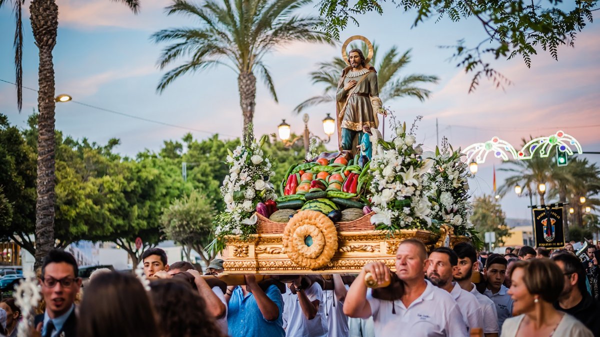 Procesión de San Isidro por las calles de El Parador.