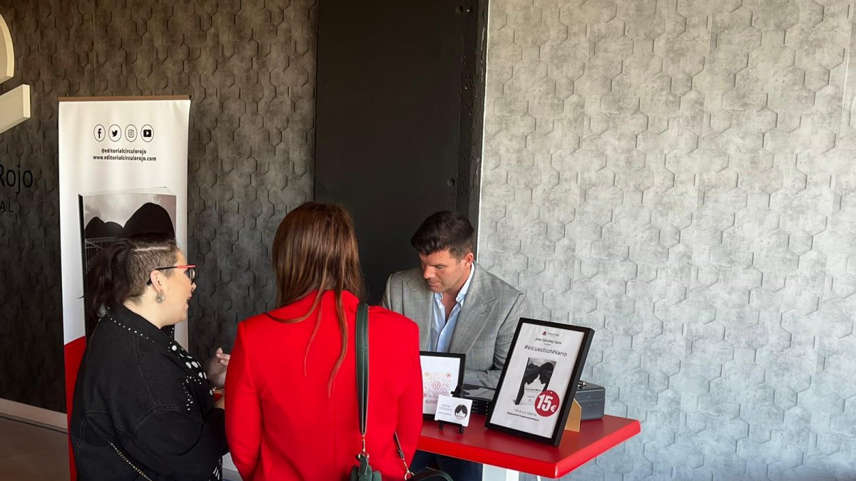 José Sánchez (@josechof) firmando ejemplares de su obra en la sede de Círculo Rojo en Aguadulce.