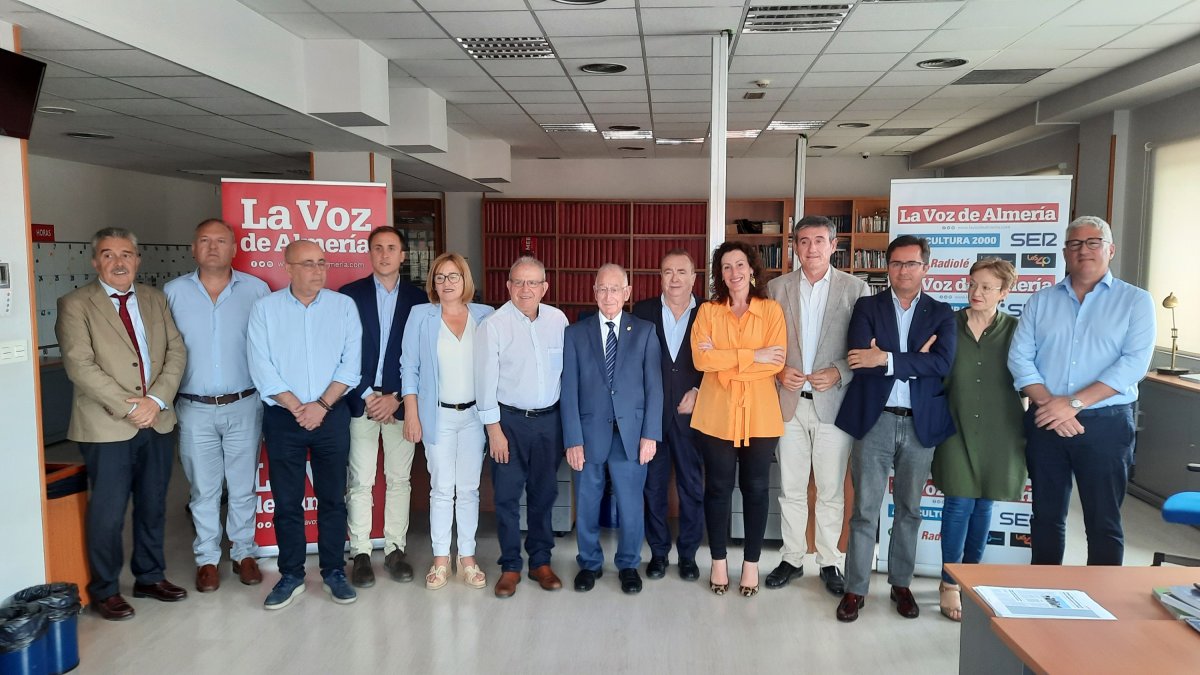 Foto de familia de los diez alcaldes y alcaldesas con la dirección de La Voz, en la redacción multimedia