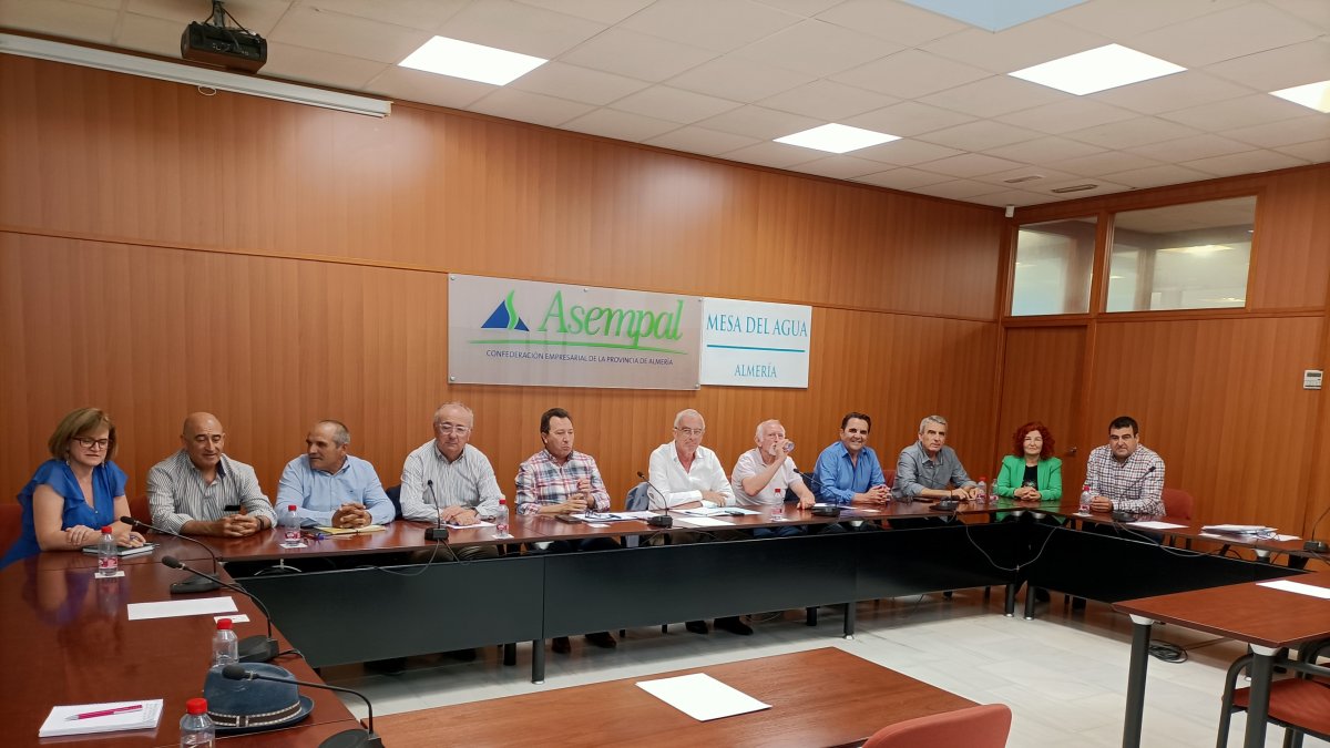 Reunión de urgencia de la Mesa del Agua celebrada ayer en la sede de Asempal