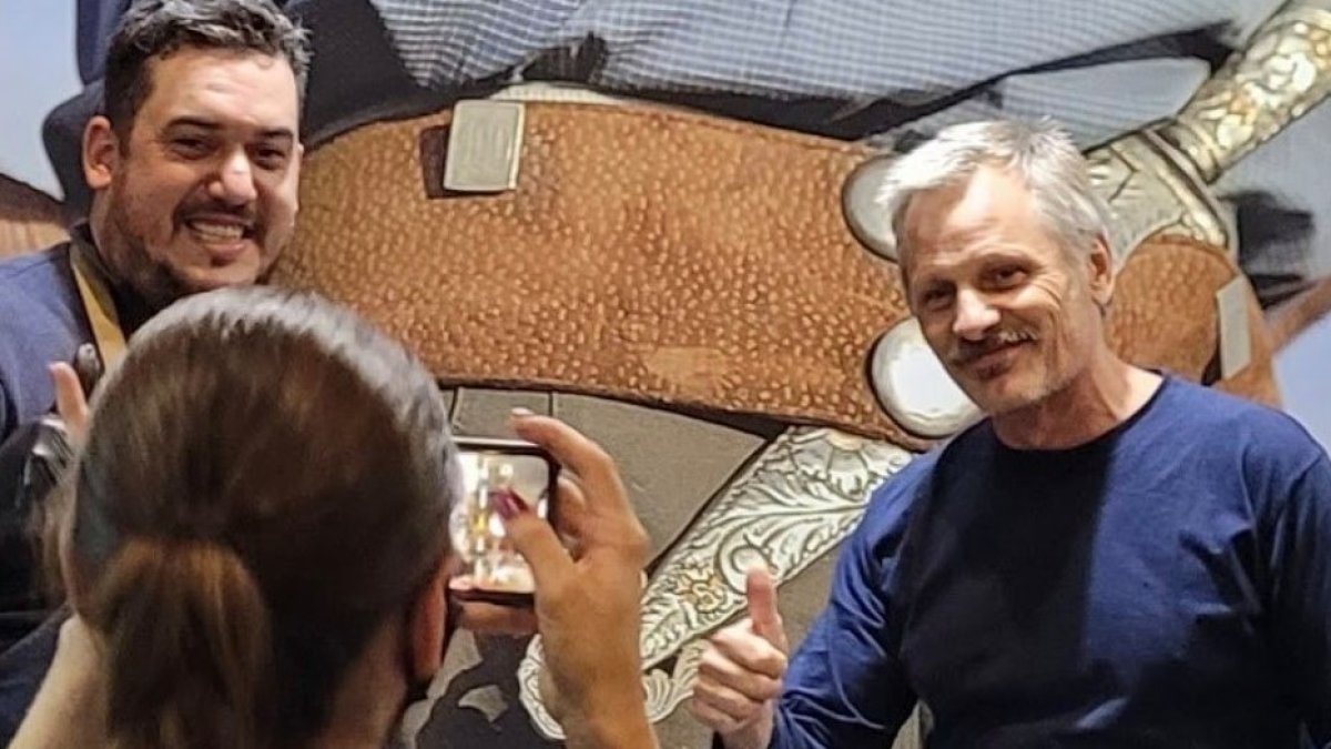 El actor Viggo Mortensen se fotografía con aficionados en el bar Tango de Almería en octubre de 2021.