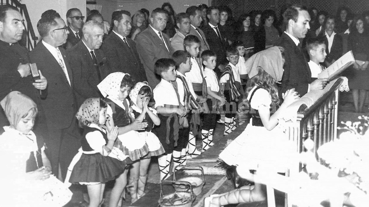 Ofertorio a San Ididro. Año 1964. Arrodillados ante el santo aparecen Juan del Águila, entonces secretario de la Hermandad de Labradores y Ganaderos.