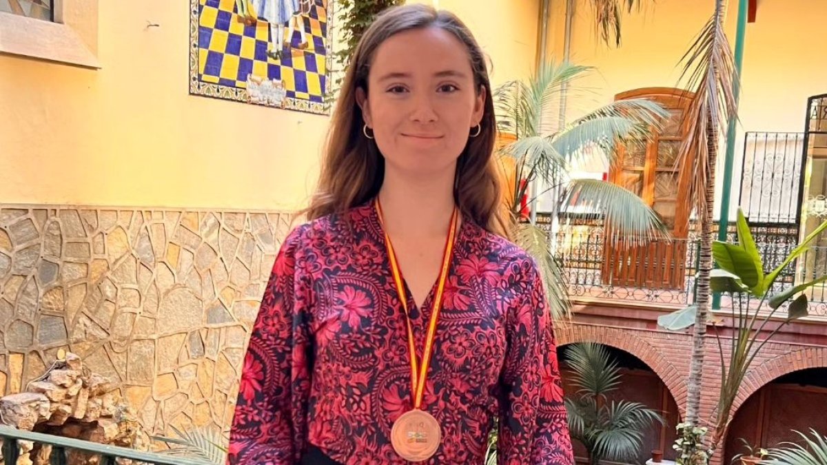 Marina Morales Montero, con su medalla de bronce de la Olimpiada Nacional de Química en el colegio Compañía de María.