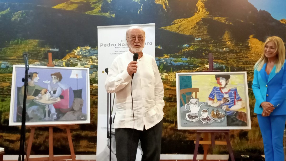 Pedro Soler Valero, durante el acto de homenaje, junto a Mar Segura, en Lucainena.