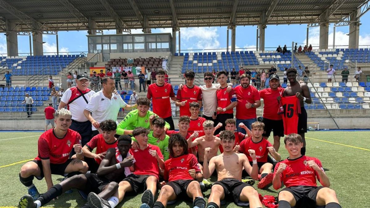 Los jugadores de La Cañada celebrando el ascenso.