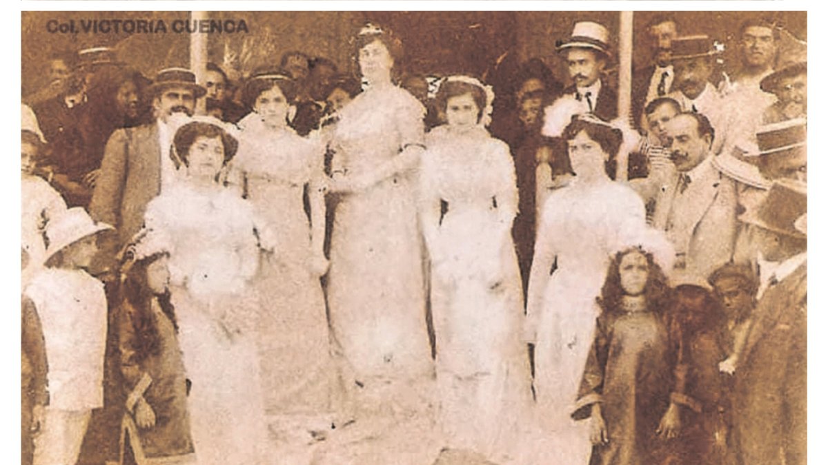 Reina y damas de honor. Los pajecillos son Anita Cuenca y Elisita Soler. FOTOS: Colección Victoria Cuenca.