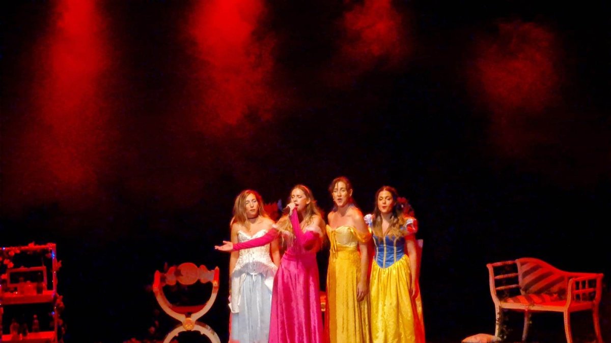 Siempre bellas, alegres, bondadosas.
