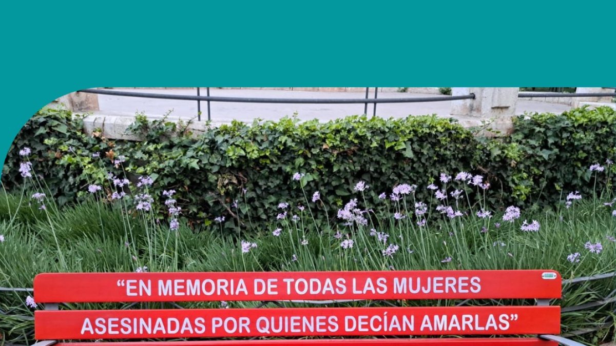 El \'banco rojo\' restaurado tras los actos vandálicos.