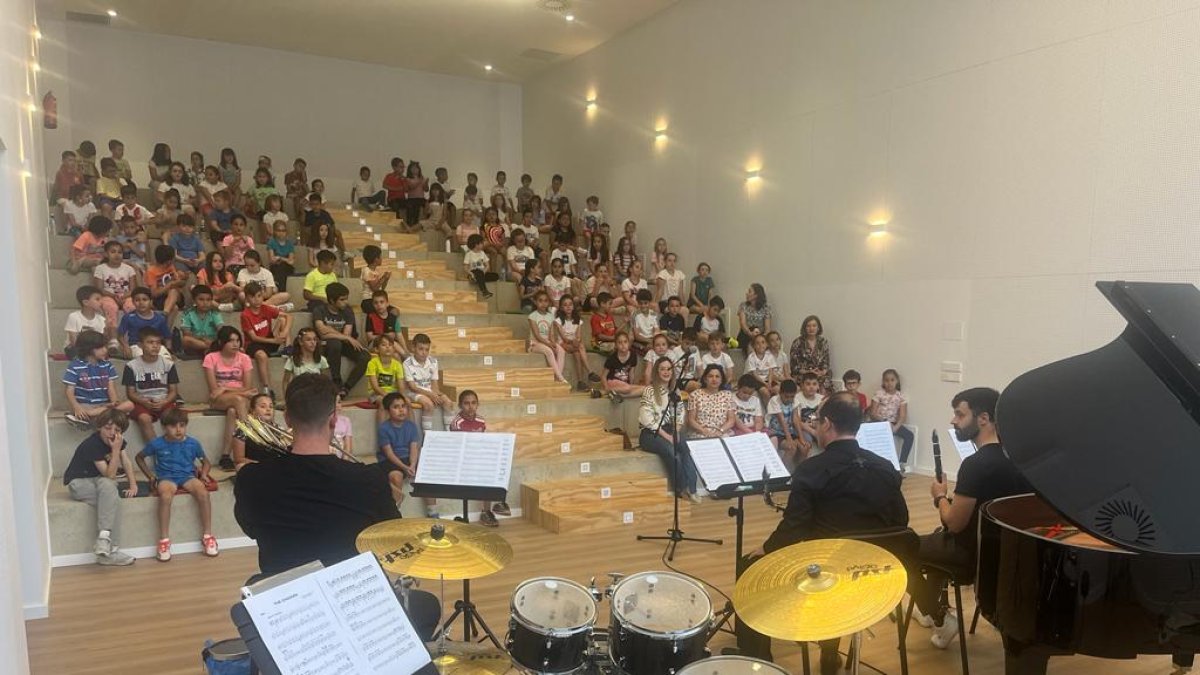 Los alumnos del colegio visitan la Escuela de Música municipal.
