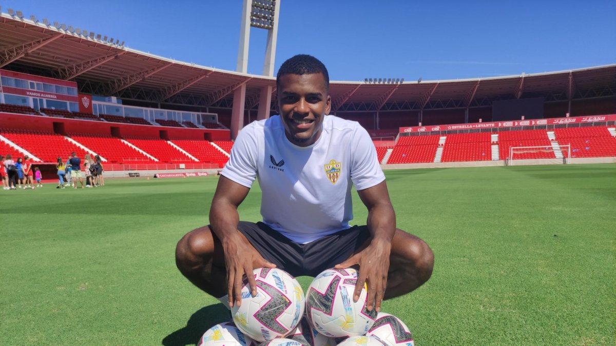 Akieme posa para LA VOZ en a hierba del Estadio de los Juegos Mediterráneos.